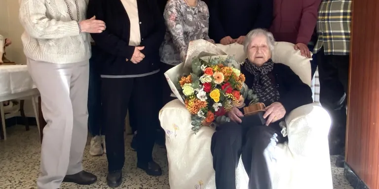 L’alcalde de Cambrils dona l’enhorabona a la centenària Antònia Costa Mulet