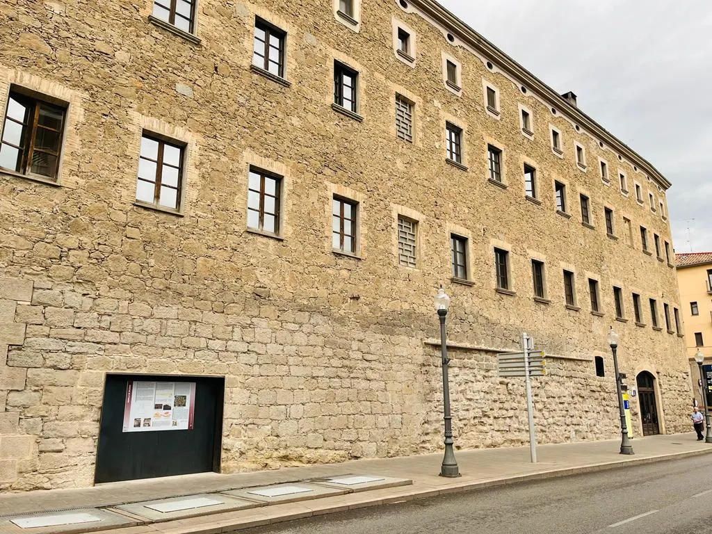 El Consell Comarcal finalitza la restauració de la part de l'antiga muralla que conforma la base de l'edifici de la seva seu