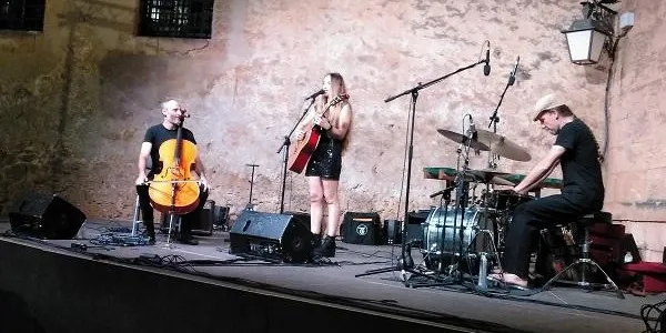 Joan Masdéu i Olga Pes enamoren al públic d’Altafulla en el primer dia de l’Altacústic