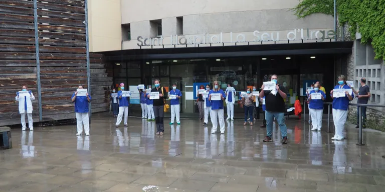 Concentració a les portes del Sant Hospital per reclamar millores laborals