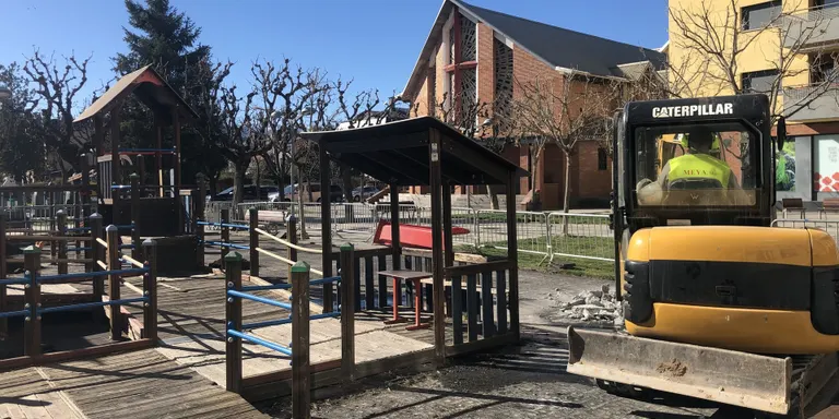 Renovació de la superfície i els jocs infantils de la plaça de les Moreres