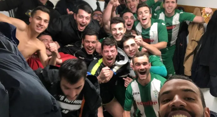 Els jugadors celebran la victòria als vestidors ( Foto: CF Arenys )