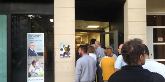 Nombrosos arenyencs responen a la crida de la Taula per la Democràcia per retirar diners dels bancs aquest matí