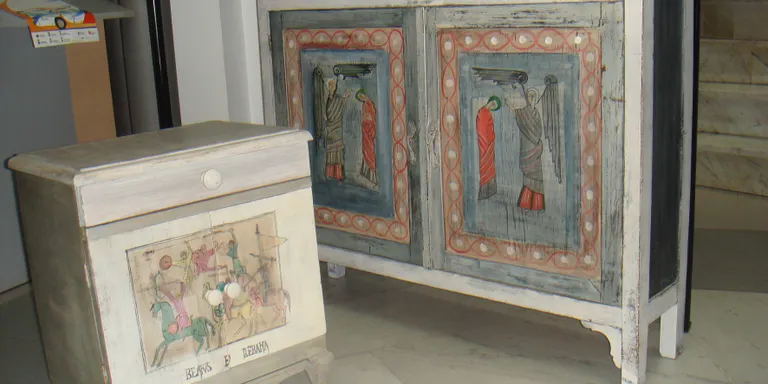El Consell exposa mobles antics decorats amb el 'Beatus'