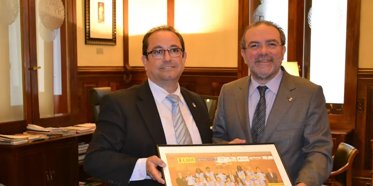 Reñé rep la visita del president del Sedis Bàsquet, Antoni Ferraz