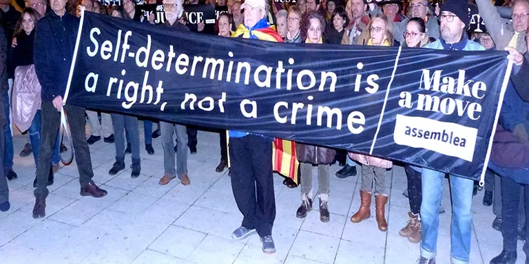 Més d'un centenar de rubinencs es manifesten contra el judici de l'1-O