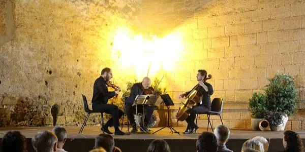 La música de cambra amb temes per a trio de corda meravella al públic en l’inici del 38è FIM d’Altafulla