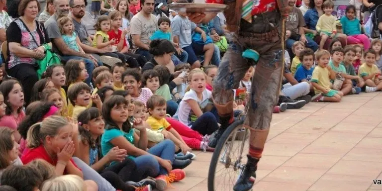 Constantí acull un espectacle de circ a càrrec de la companyia Desatrosus Cirkus
