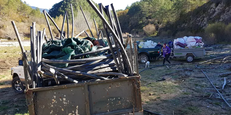 Una vintena de veïns de Guixers comencen a netejar l'indret on a l'agost es van desmantellar 18.000 plantes de marihuana