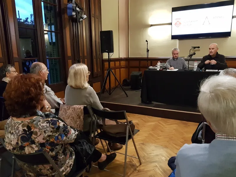 Moment de la xerrada de l'historiador, Jaume Parras a l'Ateneu