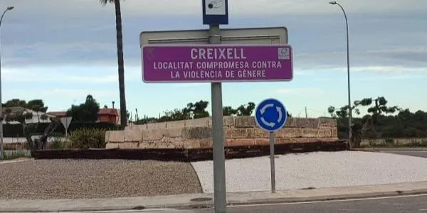 Creixell senyalitza les entrades del municipi amb rètols de 'Localitat compromesa contra la violència de gènere'