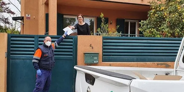 L’Ajuntament d’Altafulla reparteix entre una trentena de voluntàries el material per cosir mascaretes