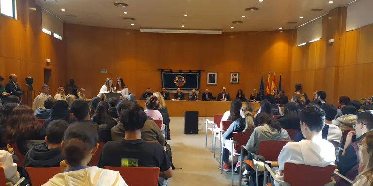 Cambrils condemna amb fermesa la violència masclista en l’acte institucional del 25N