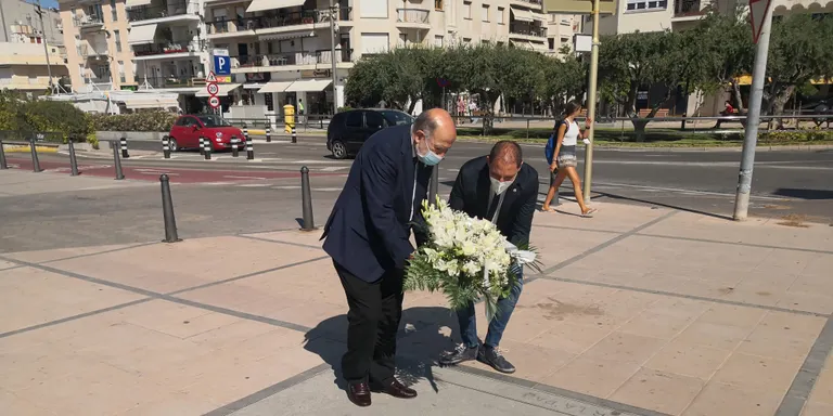 La subdelegació del govern espanyol fa una ofrena floral per homenatjar les víctimes del 17-A