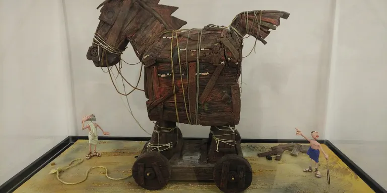 Darrers dies per visitar la mostra ’Plastihistòria de la humanitat’ al Centre Cultural de Cambrils