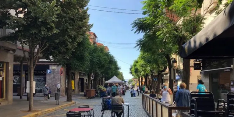 El nou mercat i les terrasses conviuen per primera vegada a Caldes
