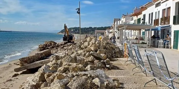 Es treballa en el reforç del passeig de Botigues de Mar i es redefineix la línia de l'escullera