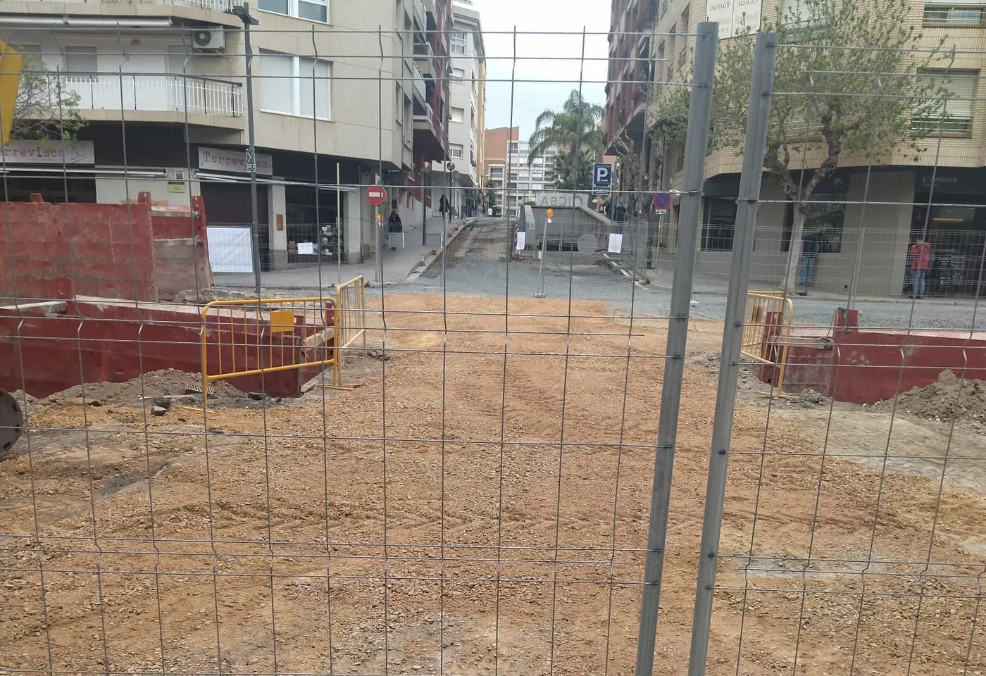 L’Ajuntament de Cambrils obre un pas al carrer Sant Pere per facilitar la mobilitat durant la Setmana Santa 
