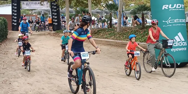 Petits i grans gaudeixen d’una exitosa edició de la Cambribike