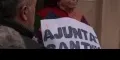 Els veïns de Sant Muç protesten a la porta del ple de febrer