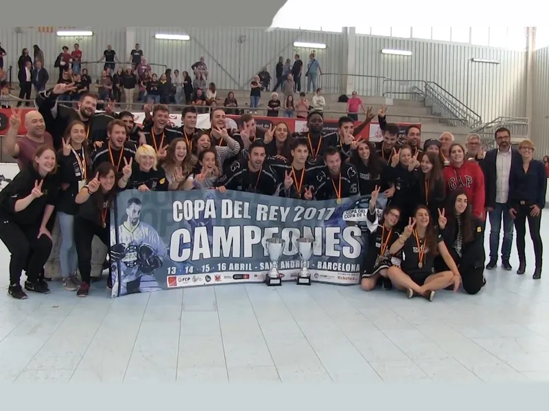 Aquesta imatge dels dos equips celebrant el títol no es podrà donar pel canvi de format / Arxiu