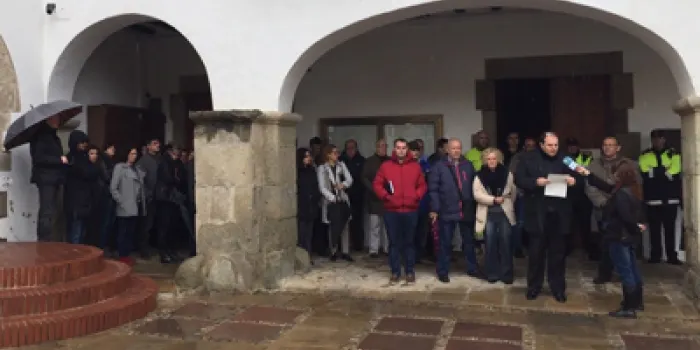 Arenys de Mar guarda un minut de silenci en record de les víctimes de l'accident de Germanwings