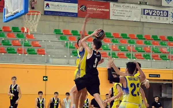 El Junior A masculí suma la tercera victòria davant l’AE Claret per seguir al podi de la taula (70-53)