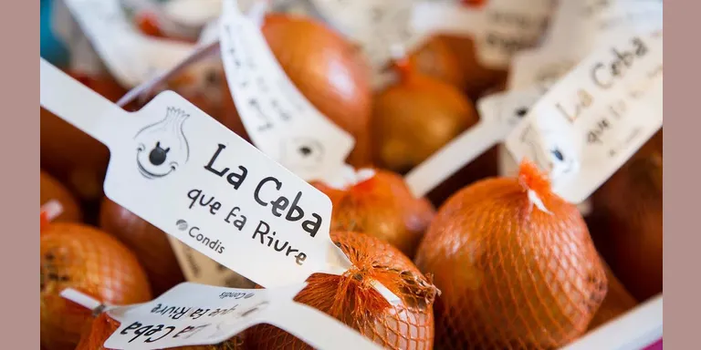 Els supermercats Condis d'Arenys se sumen a la campanya 'La ceba que fa riure'