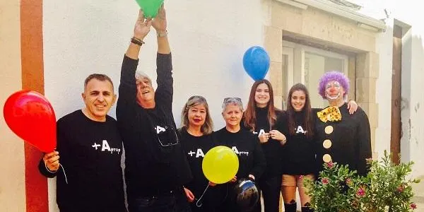 Teatre + A prop participa en una acció teatral sobre els refugiats a la plaça de Mercat de Tarragona