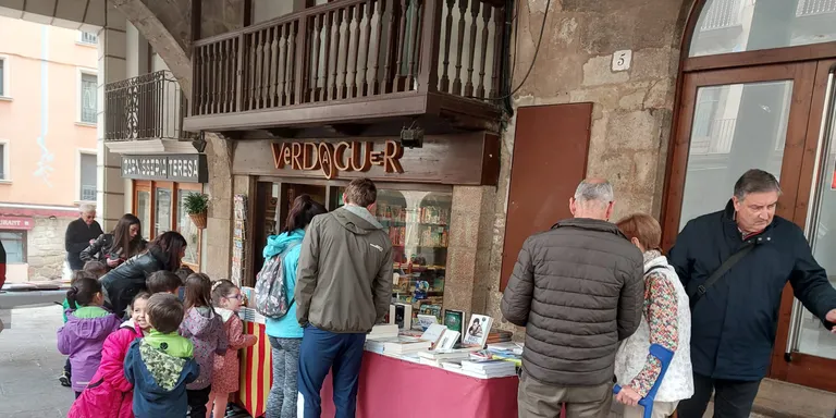 Les escoles i els compradors més matiners desafien els núvols i la fresca del matí de Sant Jordi a Solsona