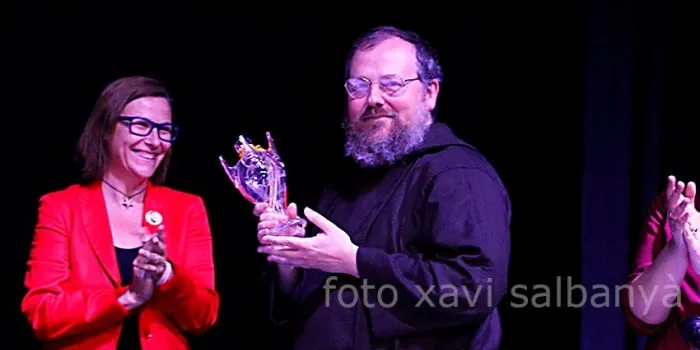 El Teatre dels Serà fics es va omplir ahir en l'entrega de l'almorratxa d'honor a Fra Eduard Rey com a Arenyenc de l'Any 2017
