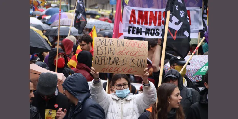Estudiants i docents marxen pel centre de Barcelona en defensa del català i contra la sentència del 25% de castellà