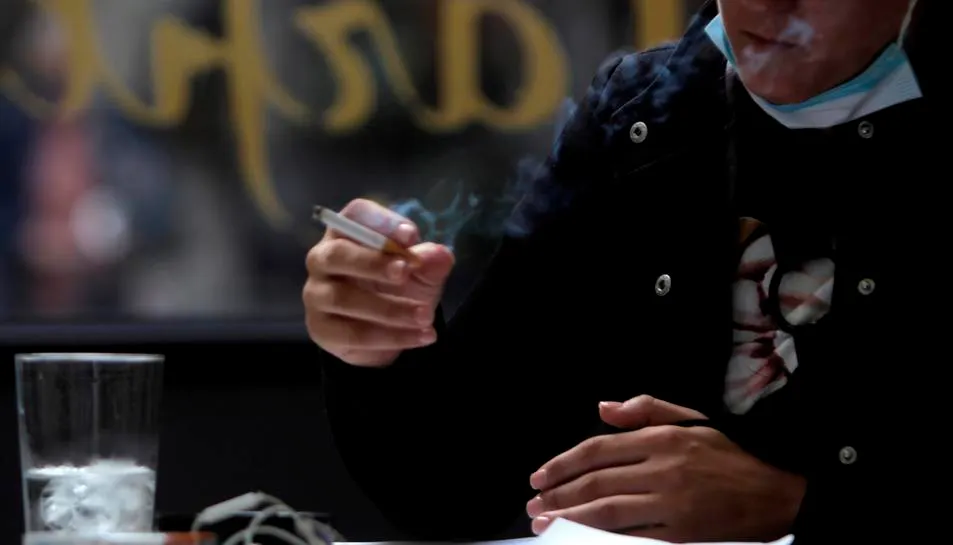 Prohibició de fumar al carrer sense la distància de 2 metres
