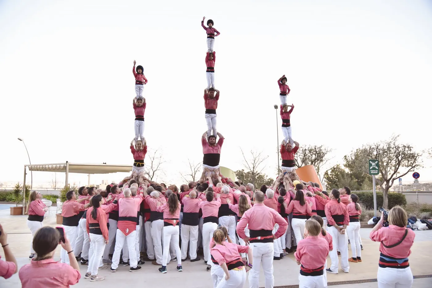 La Colla Vella basteix castells de 7 a l’Hospital Sant Joan de Déu
