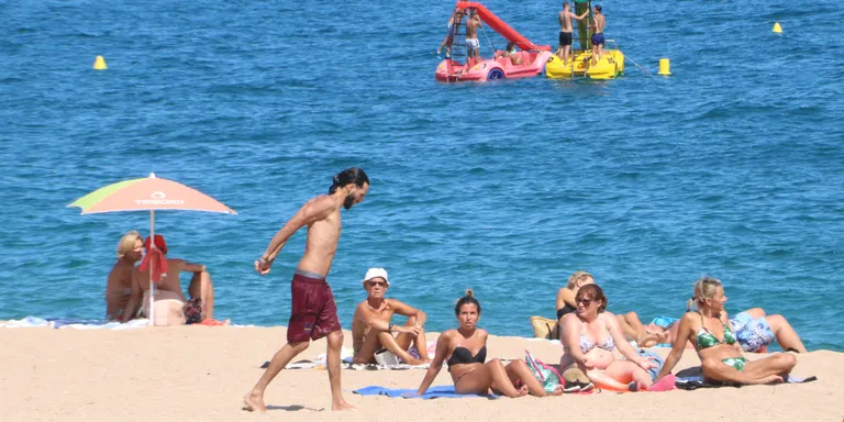 Els hotelers de Lloret compren una dessaladora mòbil per omplir piscines i garantir aigua de boca en temporada turística