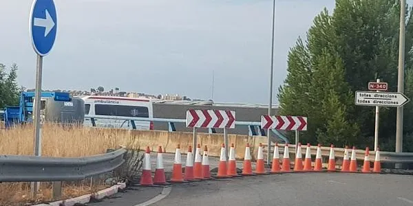 Es retiren els blocs de formigó de la rotonda de l’AP-7 de Torredembarra