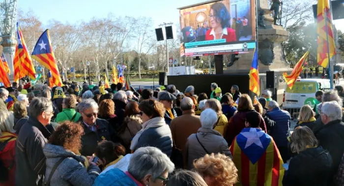 Moltes persones s'han apropat per seguir en directe la constitució del nou Parlament ( Foto: ACN )
