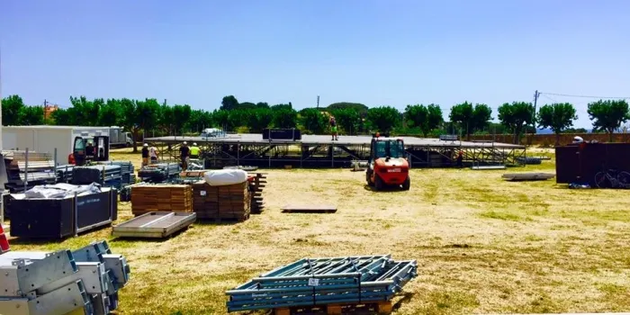 Avui ha començat el muntatge de l’escenari del Canet Rock