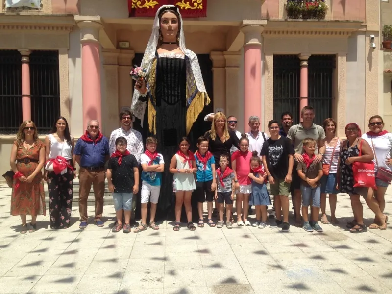La tradicional foto dels Peres, Petres, Paus i Paules, a la plaça Pere Aguilera