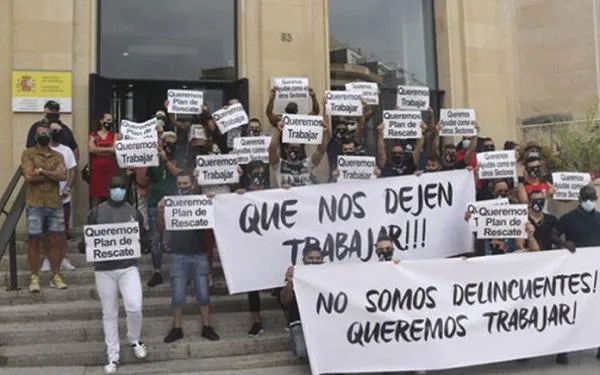 Una cinquantena de persones de l'oci nocturn es manifesten a Tarragona per poder tornar a obrir
