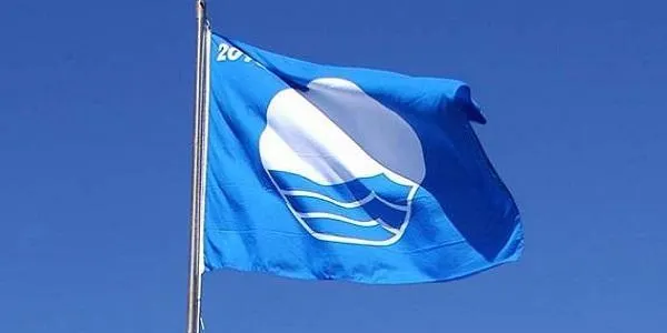 La platja d’Altafulla revalida la bandera blava que en distingeix la qualitat