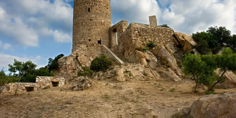 Els Bombers han rescatat amb helicòpter una excursionista ferida al Castell de Burriac