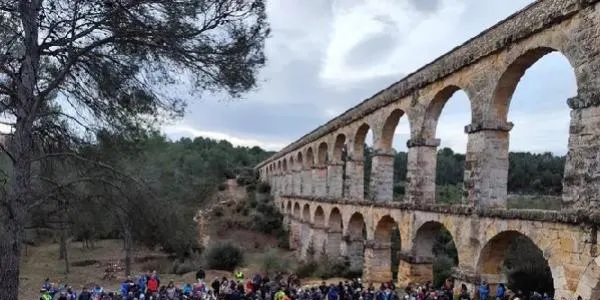 Multitudinària participació en la Caminada del Pont del Diable a Torredembarra