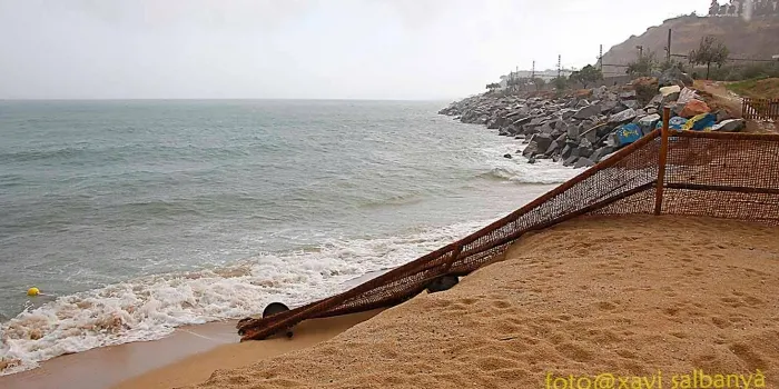 La platja de gossos quedarà arreglada avui mateix després del temporal d’ahir