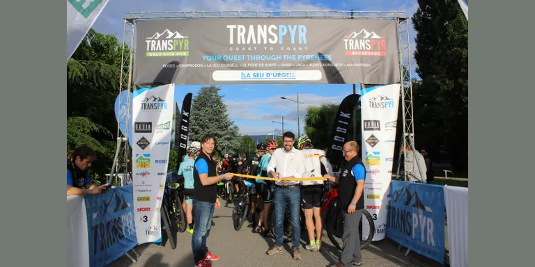 Sortida des de la Seu d'Urgell de la tercera etapa de la Transpyr