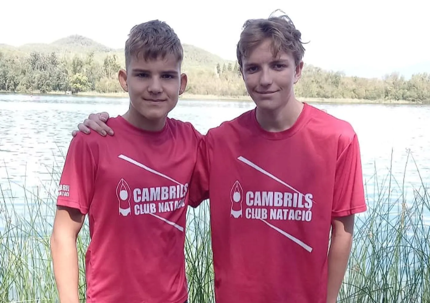 Els nedadors Mario Gómez i Pol Fortuny participen a la Travessia de l’Estany de Banyoles