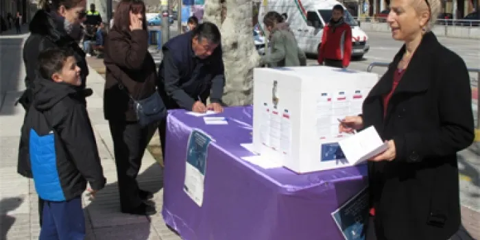 Una cinquantena d’arenyencs a peu d’urna i més de 300 per internet voten en les primeres hores de consulta de la Biblioteca