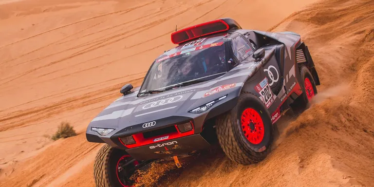 El calderí Lucas Cruz i el madrileny Carlos Sainz tanquen el primer Dakar a bord d'un cotxe elèctric en 12a posició general i amb tres victòries d'etapa
