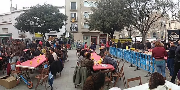 Un bon nombre de persones es van apropar a la 7ª edició de la calçotada popular per la independència