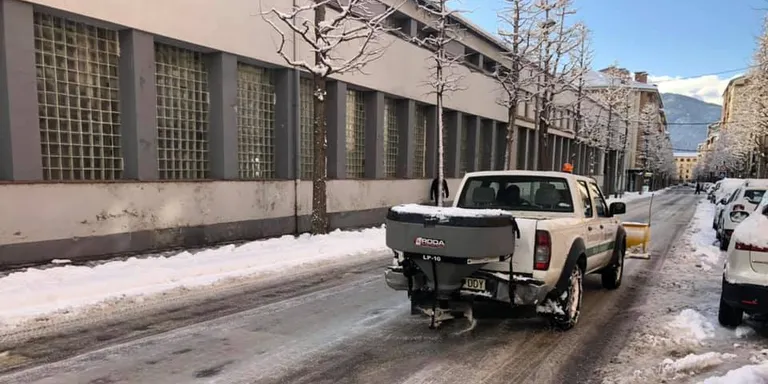 Continuen les tasques de treta de neu de la via pública a la Seu d'Urgell